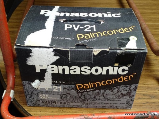 (WALL) PANASONIC PV-21 PALMCORDER CAMCORDER. COMES IN TRAVEL BAG WITH SPARE VHS CASSETES.