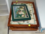 (BWALL) LOT OF TRAYS, CHOPPING BOARD, AND 2 TRIVETS; 5 PIECE LOT TO INCLUDE FLORAL PRINT TRAY WITH