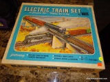 (R3) ELECTRIC TRAIN SET BY MARX; A COMPLETE SET WITH A LOCOMOTIVE, 3 FREIGHT CARS, A CABOOSE, AND A