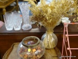 (R3) LOT OF HOME DECOR; 2 PIECE LOT TO INCLUDE A GLASS VASE WITH DRIED STRAW FLOWERS AND A POTPOURRI