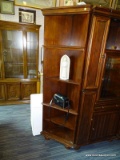 (R1) AMERICAN SIGNATURE CORNER BOOKCASE; 4-SHELF, WALNUT FINISHED BOOKCASE. MEASURES 16.5