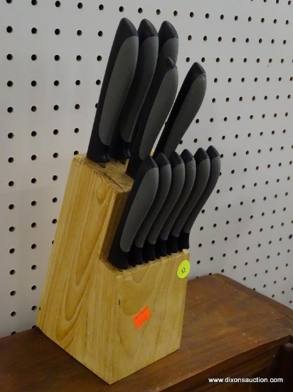 (R1) KNIFE BLOCK WITH KNIVES; LIGHT WOODEN, 13 SLOT KNIFE BLOCK WITH 11 KNIVES TO INCLUDE 6 STEAK