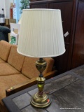 (R2) BRASS TABLE LAMP; CANDLESTICK STYLE TABLE LAMP WITH A POLISHED BRASS FINISHED AND A TURNED URN