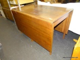(R3) 3-BOARD DROP LEAF TABLE; HEPPLEWHITE STYLE, MAHOGANY DROP LEAF TABLE WITH 2 GATE LEG SUPPORTS