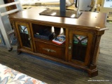 (R4) CONTEMPORARY DARKED STAINED ENTERTAINMENT STAND WITH TWO GLASS SIDE CABINETS, A BOTTOM DRAWER