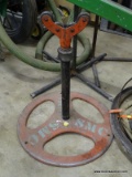 ADJUSTABLE PIPE STAND WITH ROLLERS.