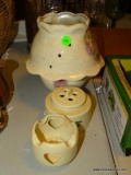(FM) POTPOURRI LOT; INCLUDES 2 BURNERS (1 WITH A SHADE AND 1 WITH A LID). ALSO INCLUDES A HEART