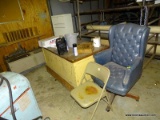 (WARE) OFFICE FURNITURE LOT TO INCLUDE A BLUE LEATHER EXECUTIVES CHAIR, A VINTAGE WOODEN DESK (NEEDS