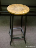 (RM3) VINTAGE METAL STOOL WITH WOODEN SEAT. MEASURES 30