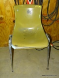 (WARE) VINTAGE HARD PLASTIC SIDE CHAIR. MEASURES APPROX. 21