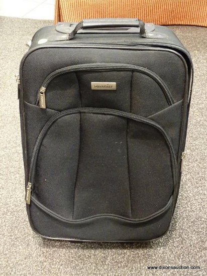 LUGGAGE BAG; FORECAST GREEN LUGGAGE BAG IN EXCELLENT CONDITION. IS READY FOR ALL YOUR TRAVELING