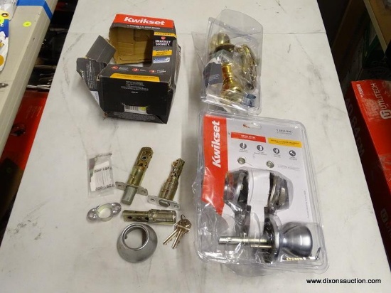 (TABLE) LOT OF DOOR KNOBS