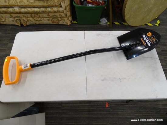 (TABLE) FISKARS SHOVEL