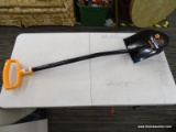 (TABLE) FISKARS SHOVEL