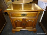 END TABLE WITH 1 UPPER DRAWER OVER 2 DOORS. HAS A BRASS PULL ON THE DRAWER (NEEDS KNOBS ON THE