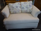 SEALY FURNITURE CO. SLEEPER LOVESEAT WITH A PAIR OF FLORAL PATTERN ACCENT PILLOWS. MEASURES 55 IN X