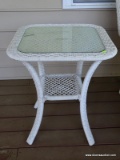 (BCK PRCH) WHITE WICKER END TABLE WITH GLASS PROTECTIVE TOP. MEASURES 22 IN X 22 IN X 24 IN. ITEM IS