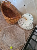 (KIT) ASSORTED LOT TO INCLUDE A GEOMETRIC PATTERN PLATE, A WICKER DOUBLE HANDLED BASKET, AND A 2