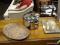 ASSORTED LOT OF ITEMS TO INCLUDE A MIRRORED PLATEAU, A BROWN AND BLACK SPECKLE PAINTED SERVING