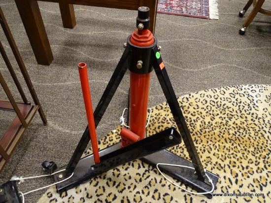 WEL-BILT BRAND 1 HAND JACK WITH A 13 TON CAPACITY. IS RED AND BLACK IN COLOR. IS 1 OF A PAIR.