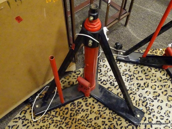 WEL-BILT BRAND 1 HAND JACK WITH A 13 TON CAPACITY. IS RED AND BLACK IN COLOR. IS 1 OF A PAIR.