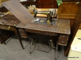 ANTIQUE SINGER SEWING MACHINE WITH ANTIQUE OAK AND CAST IRON SINGER CASE WITH LIFT TOP AND 4