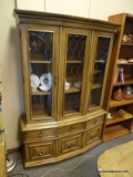 THOMASVILLE SOLID PECAN 1 PIECE CHINA CABINET WITH 2 UPPER GLASS DOORS, A CENTER LATTICE GLASS