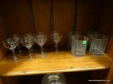 LOT OF ASSORTED GLASSWARE TO INCLUDE LOW BALL GLASSES AND CORDIALS. ALSO INCLUDES A RETICULATED EDGE