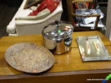 ASSORTED LOT OF ITEMS TO INCLUDE A MIRRORED PLATEAU, A BROWN AND BLACK SPECKLE PAINTED SERVING