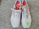 LADIES NEW BALANCE ATHELIC SHOES - SIZE 12 - APPEARS TO BE NEW CONDITION