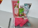 BATH LOT TO INCLUDED BATH & BODY WORKS PRODUCTS AND 2 PAIR OF EXFOLIATING GLOVES - ALL APPEAR TO BE