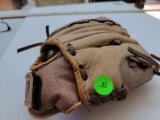 WILSON BASEBALL GLOVE (YOUTH SIZE?) - PREVIEW FOR CONDITION