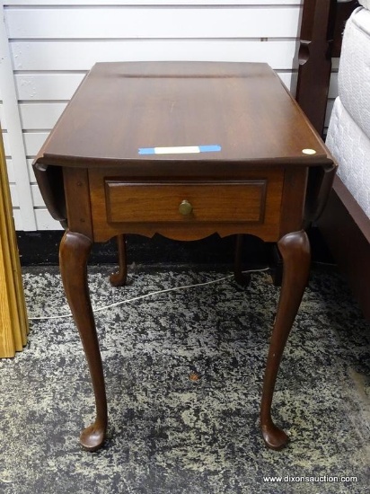 MAHOGANY END TABLE WITH SLIDE-OUT EXTENSION AND QUEEN ANNE LEGS. MEASURES 18 IN X 29 IN X 25 IN.