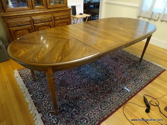 (DR) OAK DINING TABLE WITH HEPPLEWHITE LEGS AND TWO 18 IN LEAVES. WITH LEAVES IN THE TABLE, TABLE