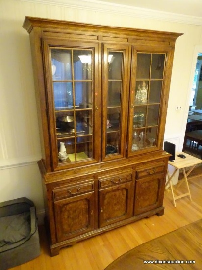 (DR) BASSETT FURNITURE CO. 2 PIECE CHINA CABINET WITH 2 GLASS PANELED DOORS ON THE TOP THAT OPEN TO