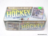 TOPPS 1990 OFFICIAL COMPLETE SET 396 HOCKEY CARDS, IN THE ORIGINAL PLASTIC BOX. ITEM IS SOLD AS IS