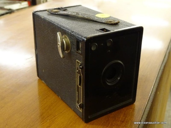 (R1) VINTAGE AGFA ANSCO LAND CAMERA. HAS A BLACK CASE. ITEM IS SOLD AS IS WHERE IS WITH NO