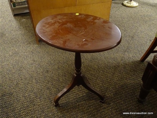 (R1) CHERRY OVAL END TABLE WITH 3 LEGGED BASE. MEASURES 19 IN X 15 IN X 21 IN. ITEM IS SOLD AS IS