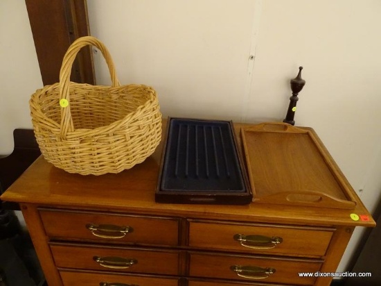 (R1) ASSORTED LOT TO INCLUDE A WICKER BASKET, A DIVIDED FELT TRAY, AND AN OAK SERVING TRAY. ITEM IS