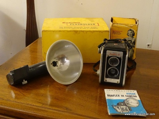 (R1) VINTAGE KODAK LOT TO INCLUDE A KODALITE FLASHOLDER AND A KODAK DUAFLEX III CAMERA IN BOX. ITEM