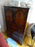(KIT) ANTIQUE 2 DOOR OVER 3 DRAWER BUTLERS DESK WITH SLIDE-OUT WRITING SURFACE AND QUEEN ANNE LEGS