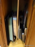 (KIT) CABINET LOT OF ASSORTED PANS TO INCLUDE MUFFIN PANS, FLAT BAKING PANS, A ROUND FLAT PAN, ETC.