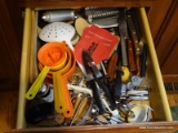 (KIT) DRAWER LOT OF ASSORTED KITCHEN ITEMS TO INCLUDE KNIVES, JAR LID GRIPPERS, MEASURING SPOONS,