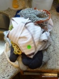 (KIT) ASSORTED KITCHEN CLOTH LOT TO INCLUDE OVEN MITTS, POT HOLDERS, CLEANING RAGS, ETC. ITEM IS