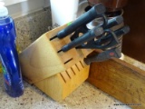 (KIT) KNIFE BLOCK WITH KNIVES (TOTAL OF 5 KNIVES AND A SET OF SCISSORS) AND A WOODEN HANDLED CUTTING