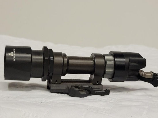 SUREFIRE A258000 LIGHT W/ A.R.M.S 17 TRI-LOCK MOUNT. ITEM IS SOLD AS IS WHERE IS WITH NO GUARANTEES