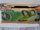 GARDEN GROOM MIDI. 3 IN 1 COLLECTING HEDGE TRIMMER. ITEM IS SOLD AS IS WHERE IS WITH NO GUARANTEES