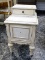 (R1) WHITE PAINTED END TABLE/SIDE TABLE WITH 1 DRAWER OVER A SINGLE DOOR (HANDLE FOR THE DOOR IS IN