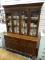 (R1) ETHAN ALLEN 2 PIECE CHINA CABINET WITH 2 INTERIOR WOODEN SHELVES AND 5 DRAWERS OVER 4 DOORS.