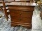 (R1) KINCAID 3 DRAWER NIGHT STAND/END TABLE WITH SHIELD STYLE ACCENTS ON THE DRAWERS. IS 1 OF A